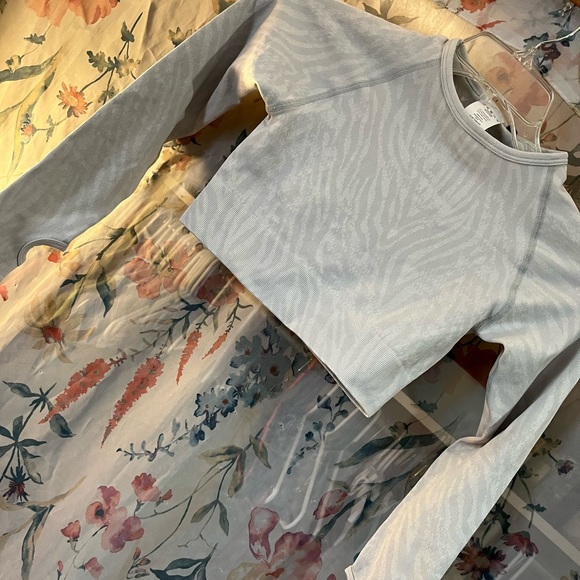 Zebra print ABYL size small workout top✨🤩 - Picture 1 of 4